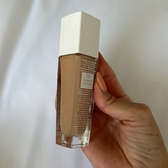 Lancôme Teint Idole Ultra Wear Care & Glow Foundation​- 310N - Picture 8 of 11